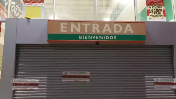 La entrada del Mega Soriana en Ciudad del Carmen luce con los sellos de clausura, colocados por personal del Ayuntamiento La entrada del Mega Soriana en Ciudad del Carmen luce con los sellos de clausura, colocados por personal del Ayuntamiento