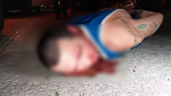 Al lugar arribó la Cruz Roja, quiénes le dieron prioridad a la mujer que presentaba una herida de gravedad en el rostro Al lugar arribó la Cruz Roja, quiénes le dieron prioridad a la mujer que presentaba una herida de gravedad en el rostro