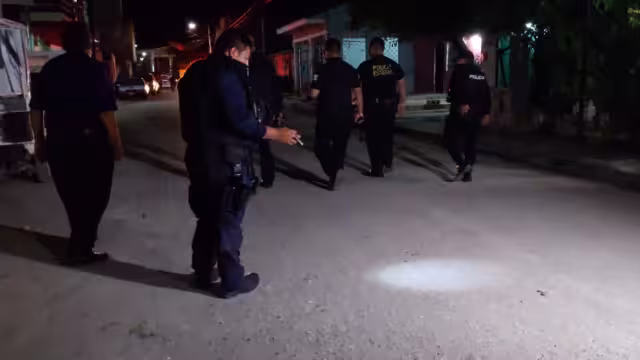 Policías recorrieron las calles de la colonia para encontrar los casquillos de las detonaciones