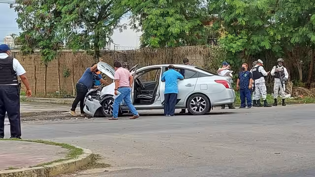 El automóvil quedó dañado de la fascia delantera