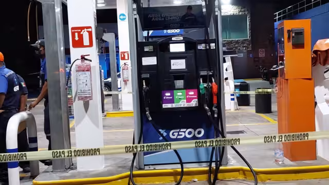 El despachador de la gasolinera fue amarrado para que los ladrones pudieran escapar