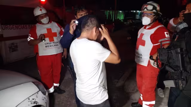 Agentes municipales y paramédicos acuden al reporte de violencia doméstica que realizaron los mismos parientes al ver la situación tan crítica