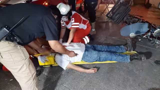 El motociclista fue atendido por paramédicos de la Cruz Roja en Ciudad del Carmen, quienes lo trasladaron al hospital