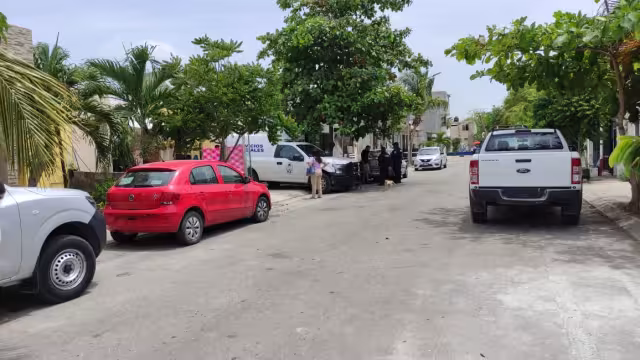 El cadáver del joven fue llevado al Servicio Médico Forense en Playa del Carmen, mientras acuden familiares para reconocerlo