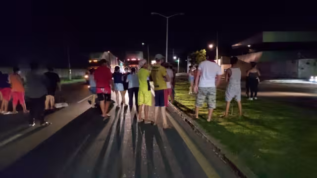 A pesar de que en la avenida circulan tráilers, vecinos negaron a moverse hasta que les reestablezcan la luz