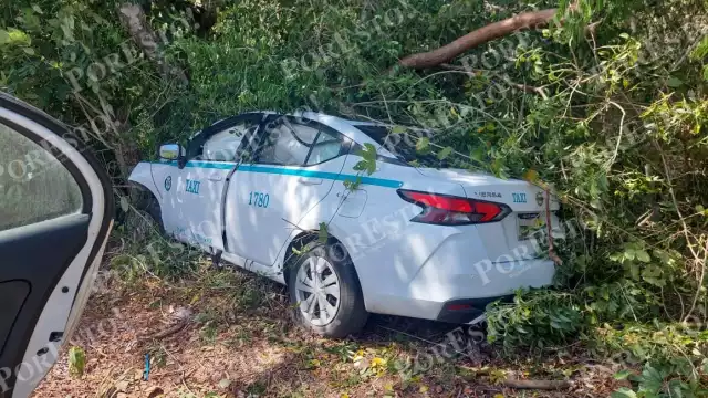 El taxi de Playa del Carmen terminó entre la maleza