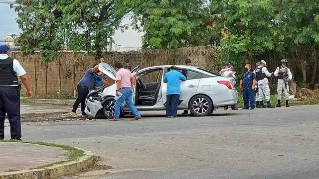 El automóvil quedó dañado de la fascia delantera