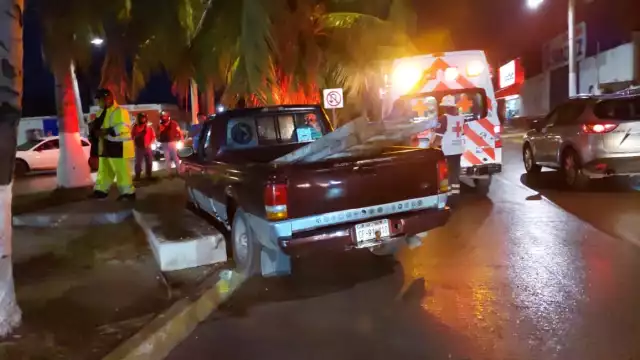 Mujer termina lesionada tras choque en un camellón producido por falla mecánica
