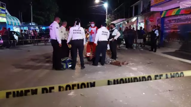 La policía llegó para auxiliar al hombre que era golpeado