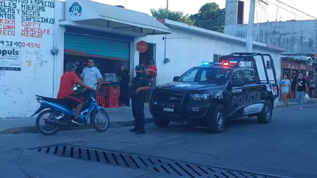 Policías buscarn los casquillos de bala como evidencia pero hasta el momento no lograron encontrarlas