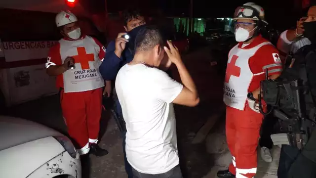 Agentes municipales y paramédicos acuden al reporte de violencia doméstica que realizaron los mismos parientes al ver la situación tan crítica