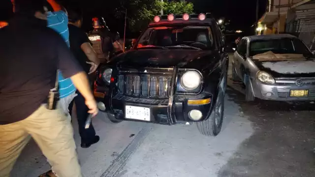 Elementos de policía aseguraron una camioneta, pero no hubo detenidos ya que se encontraban dentro de su hogar