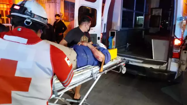 El hombre fue trasladado al hospital por sus graves heridas