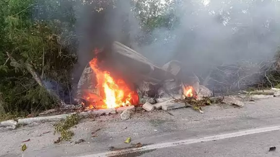 Quedó reducida a cenizas, mientras era conducida con dirección al Aeropuerto Internacional de Cancún (AIC). Quedó reducida a cenizas, mientras era conducida con dirección al Aeropuerto Internacional de Cancún (AIC).