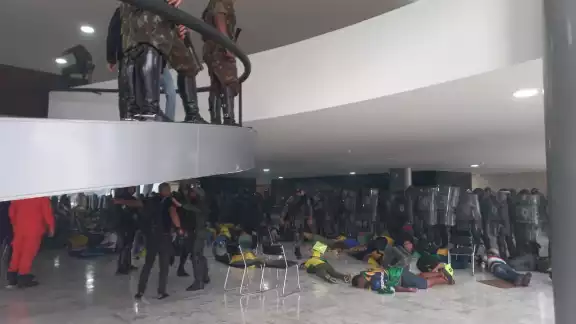 Los manifestantes fueron detenidos por el ejército de Brasil