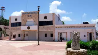Los otros mensajes fueron colocados en la avenida Cobá y otro en la glorieta de Aldea Zama