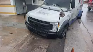 Fue necesaria una grúa para poder sacar el vehículo de valores que se vio afectado por un hundimiento en la avenida Belice de Chetumal