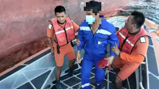 Marina de Progreso rescata a pescador perdido en altamar