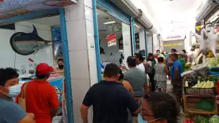 La gente se apresuró a comprar sus pescados y mariscos