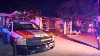 Presunto cortocircuito causa incendio en una casa en Puerto Morelos