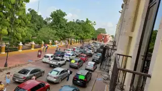 La caravana de vehículos tapó toda la calle frente al Palacio Municipal