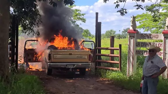 La camioneta del abuelito fue consumida por el fuego, registrando graves pérdidas materiales La camioneta del abuelito fue consumida por el fuego, registrando graves pérdidas materiales