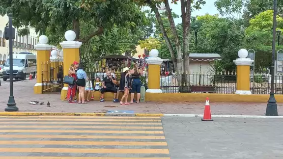 Elementos de seguridad pidieron a los excursionistas locales y extranjeros que no portaban el cubrebocas que se lo pusieron, ya que es obligatorio su uso Elementos de seguridad pidieron a los excursionistas locales y extranjeros que no portaban el cubrebocas que se lo pusieron, ya que es obligatorio su uso
