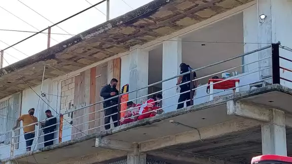 Al lugar llegaron paramédicos de la Cruz Roja, quienes con apoyo de elementos de la Policía Estatal Preventiva (PEP) inmovilizaron al paciente Al lugar llegaron paramédicos de la Cruz Roja, quienes con apoyo de elementos de la Policía Estatal Preventiva (PEP) inmovilizaron al paciente