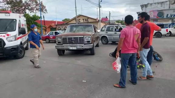 La camioneta impactó a un motociclista