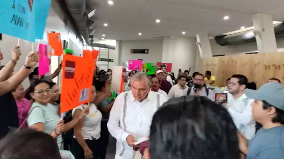 Adán Augusto López fue recibido por simpatizantes de Morena en Ciudad del Carmen Adán Augusto López fue recibido por simpatizantes de Morena en Ciudad del Carmen