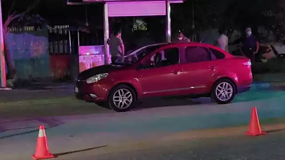 Elementos policiales delimitaron la zona para evitar el acercamiento de curiosos Elementos policiales delimitaron la zona para evitar el acercamiento de curiosos