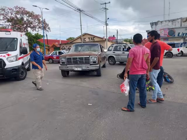 La camioneta impactó a un motociclista