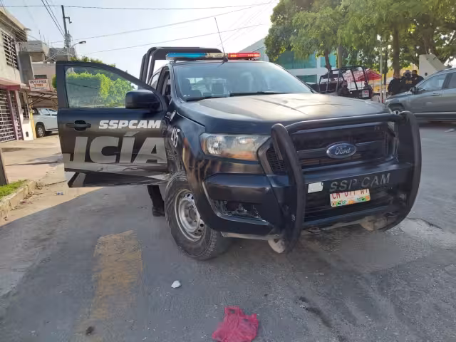 Policía estatal causa colisión al pasarse un alto