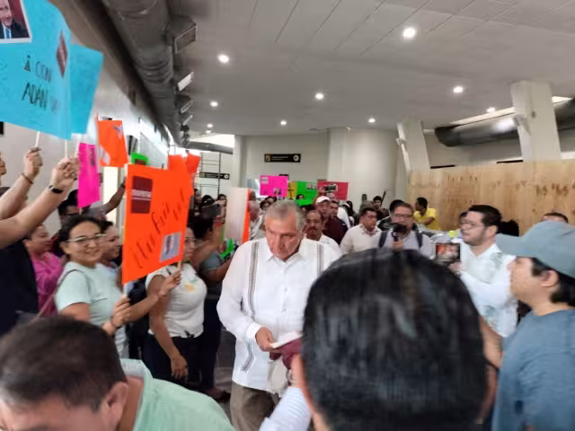 Adán Augusto López fue recibido por simpatizantes de Morena en Ciudad del Carmen