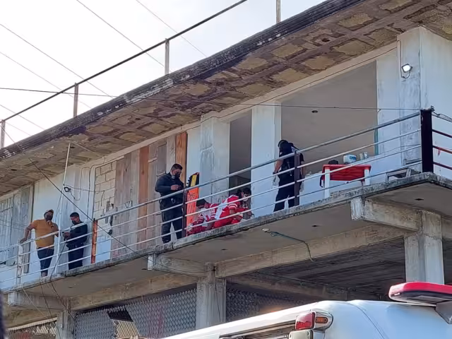 Al lugar llegaron paramédicos de la Cruz Roja, quienes con apoyo de elementos de la Policía Estatal Preventiva (PEP) inmovilizaron al paciente