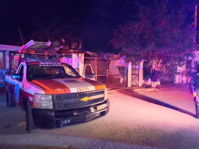 Las mujeres que habitan la vivienda lograron salir a tiempo; los Bomberos rescataron un can