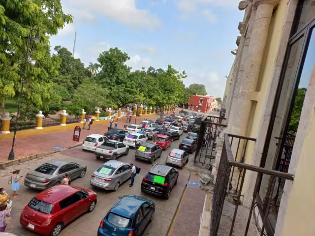 La caravana de vehículos tapó toda la calle frente al Palacio Municipal