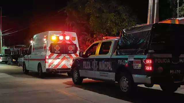 Personal del hospital utilizó una silla de ruedas para llevar a urgencias al chofer herido.