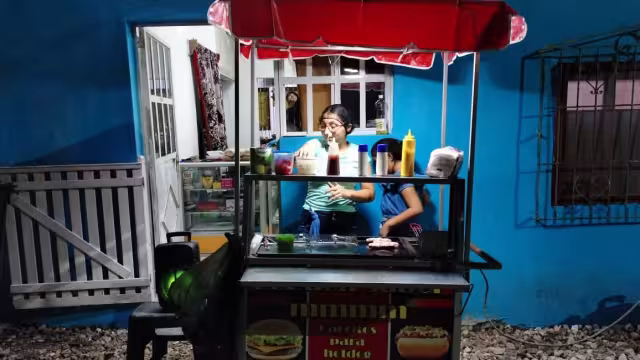 Lluvias obligan a vendedores a endeudarse para sobrevivir en Sabancuy