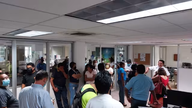 Los trabajadores indicaron quela directiva retiró sus pancartas, ya que se niegan a atender sus peticiones