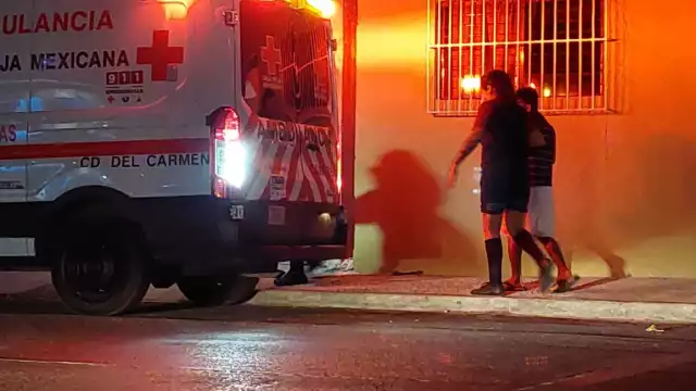 El joven fue auxiliado por paramédicos de la Cruz Roja