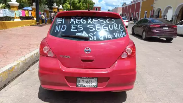 Docentes escribieron consignas en los vidrios de sus carros, entre ellas su rechazo al regreso a clases
