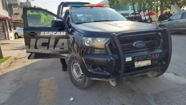 Policía estatal causa colisión al pasarse un alto