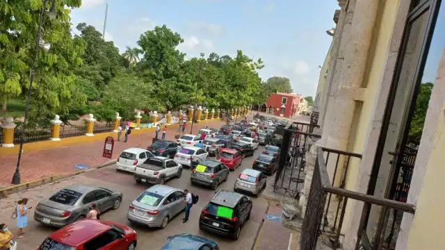 La caravana de vehículos tapó toda la calle frente al Palacio Municipal