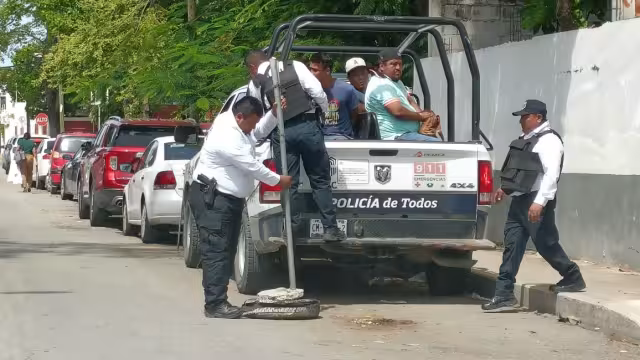 Fueron entregados por la policía a la FGR; el hecho se suma a otro en el cual los asegurados cargaban billetes falsos y también procedían de Tabasco.