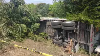 Choque entre dos autos deja una persona muerta en carretera de Escárcega