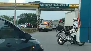 El accidente en el puente rumbo al aeropuerto de Cancún causó el cierre de la carretera rumbo a Playa del Carmen y Puerto Morelos
