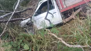 Un choque entre dos vehículos terminó con una camioneta fuera de la carretera en Tizimín
