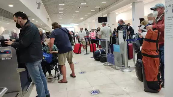 Los pasajeros de Aeroméxico en el aeropuerto de Mérida fueron transferidos a otra salida hacia la CDMX Los pasajeros de Aeroméxico en el aeropuerto de Mérida fueron transferidos a otra salida hacia la CDMX