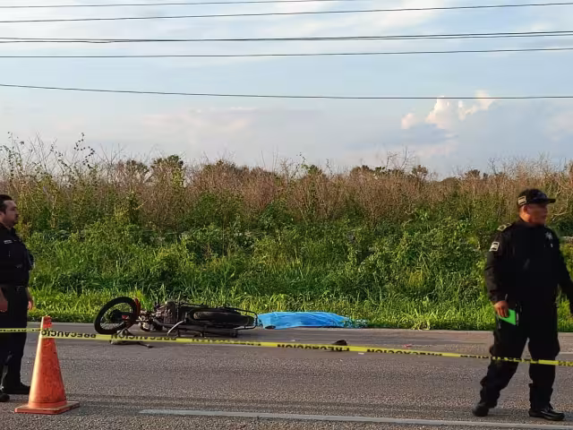 El cuerpo del motociclista quedó tirado sobre el pavimento